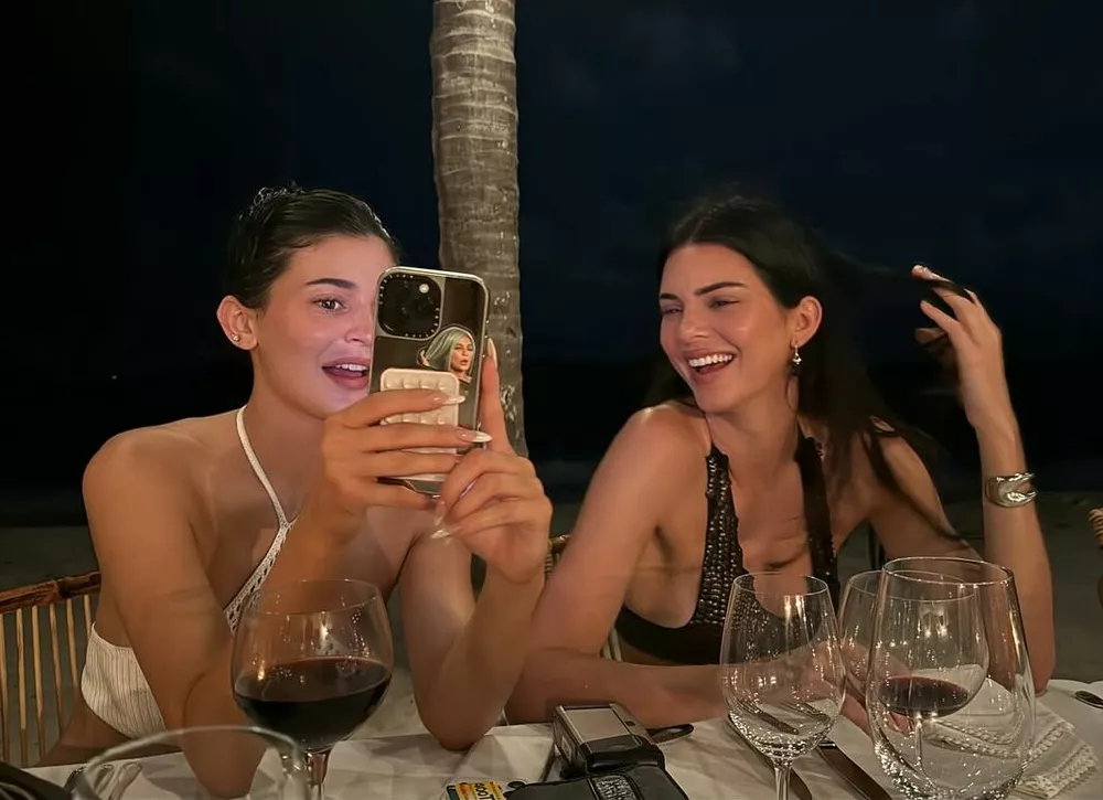 Кендалл Дженнер позирует топлес на пляже