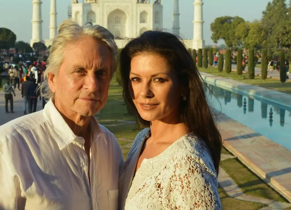 Кэтрин Зета-Джонс показала архивные фото с Майклом Дугласом в честь годовщины свадьбы