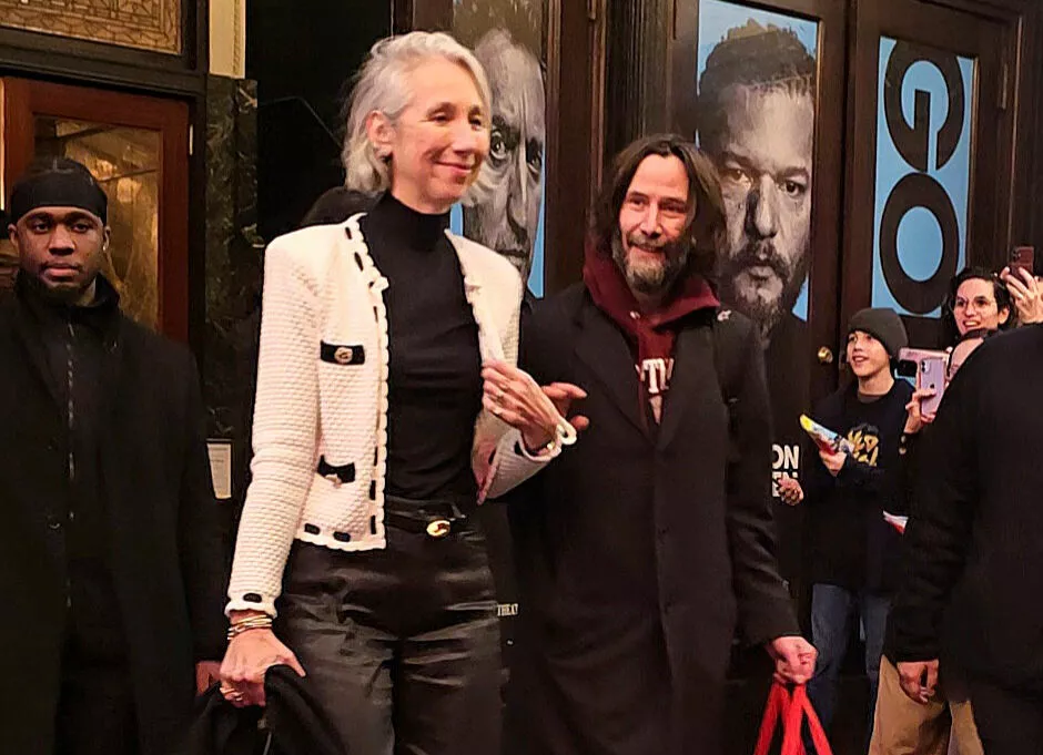 Киану Ривз с возлюбленной сходили на свидание в театр