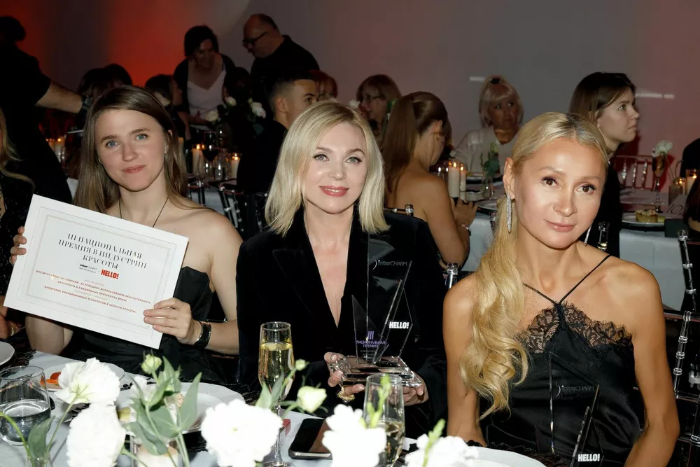 Руководитель института красоты “Сенсави” Карасева (в центре) на вручении премии