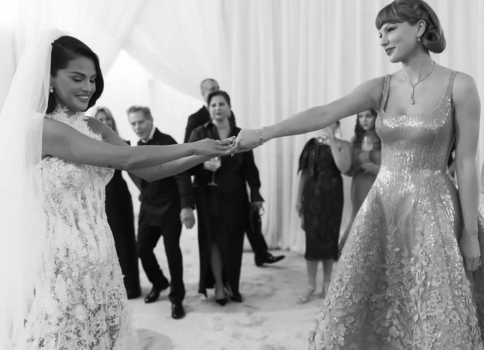 Лучшие подруги: в сети появилось редкое фото Тейлор Свифт с Селеной Гомес