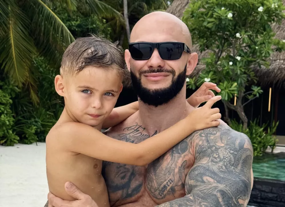 На фоне развода Джиган увез сына в Израиль