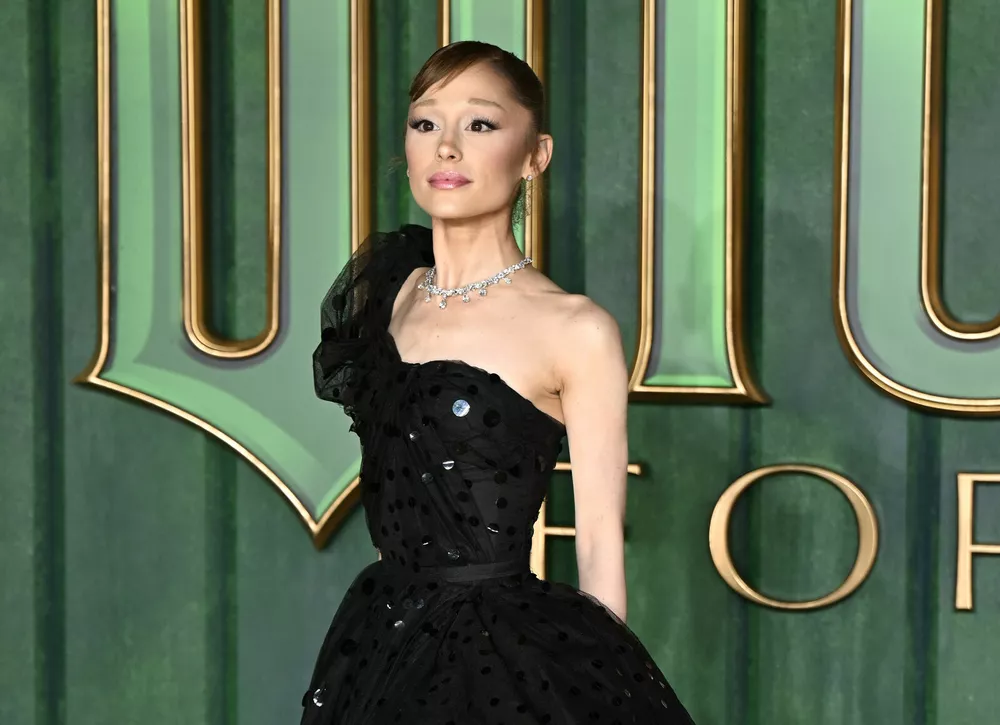 Образ дня: Ариана Гранде в черном бальном платье на кинопремьере
