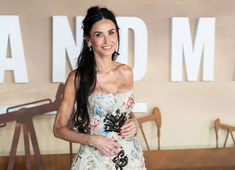 Образ дня: Деми Мур в цветочном платье на кинопремьере