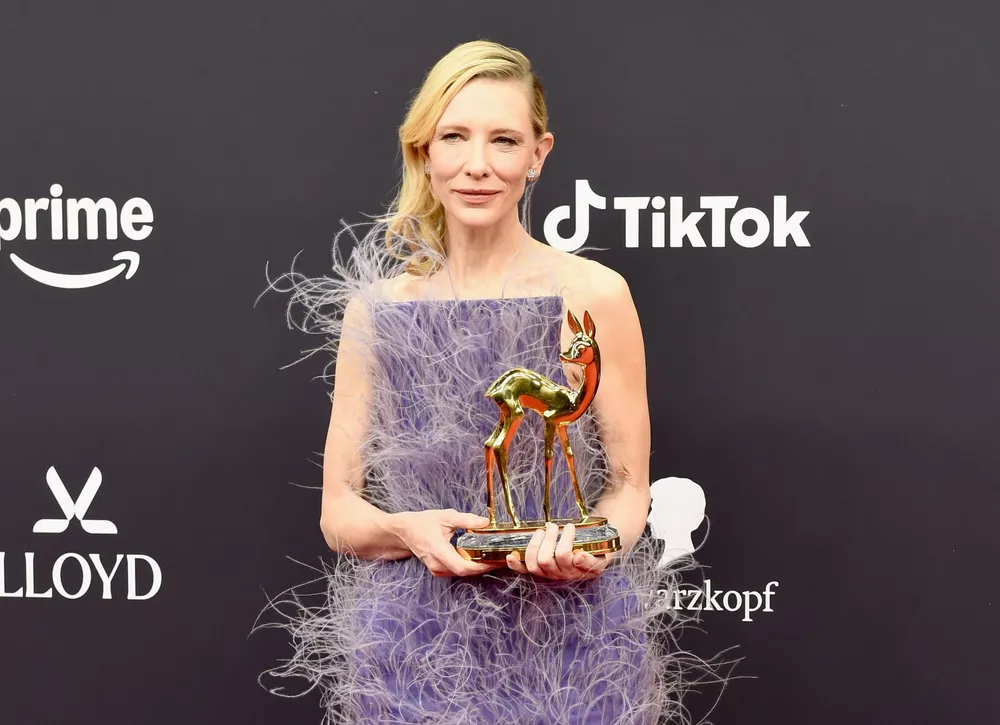 Образ дня: Кейт Бланшетт в необычном сиреневом платье в Мюнхене 