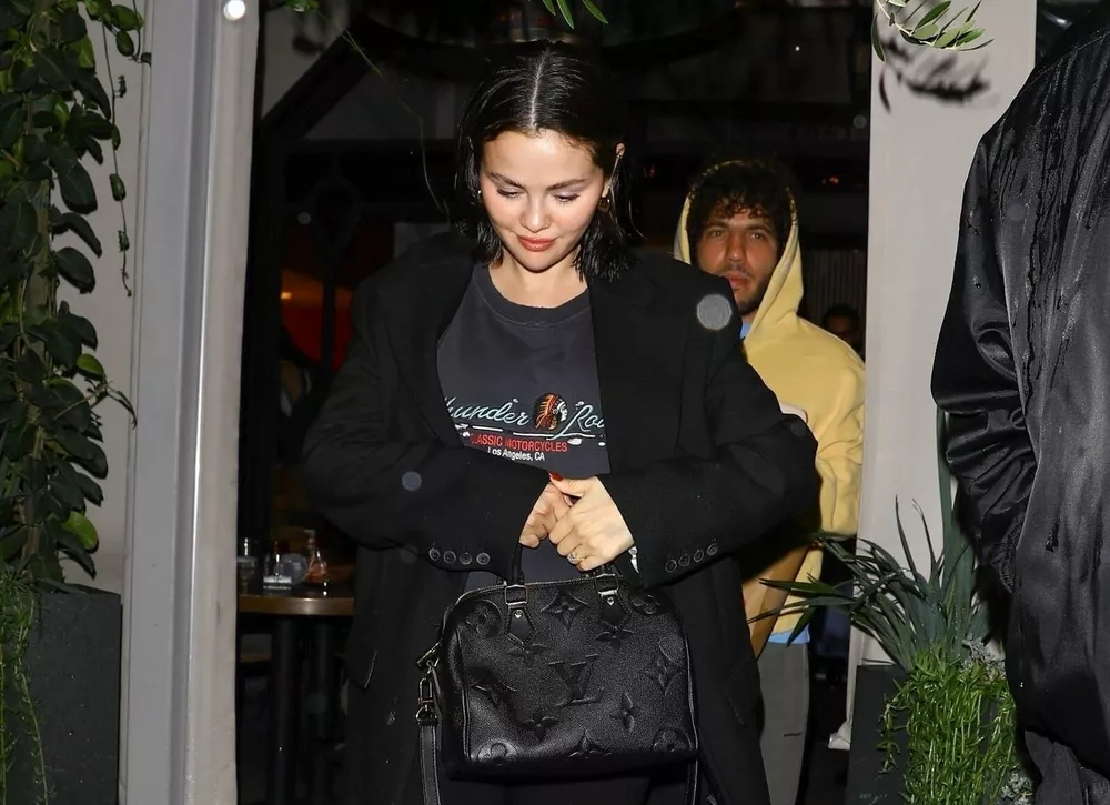 Осень в Лос-Анджелесе: промокшая до нитки Селена Гомес на свидании с мужем