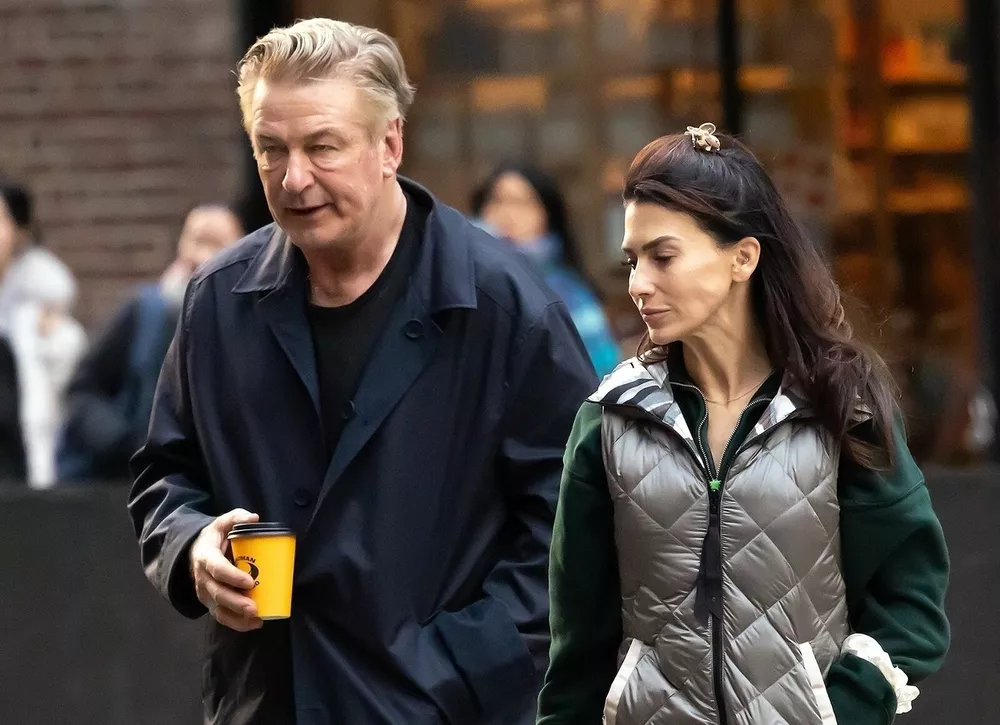 Папарацци: Алек и Хилария Болдуины выбрались из дома за кофе