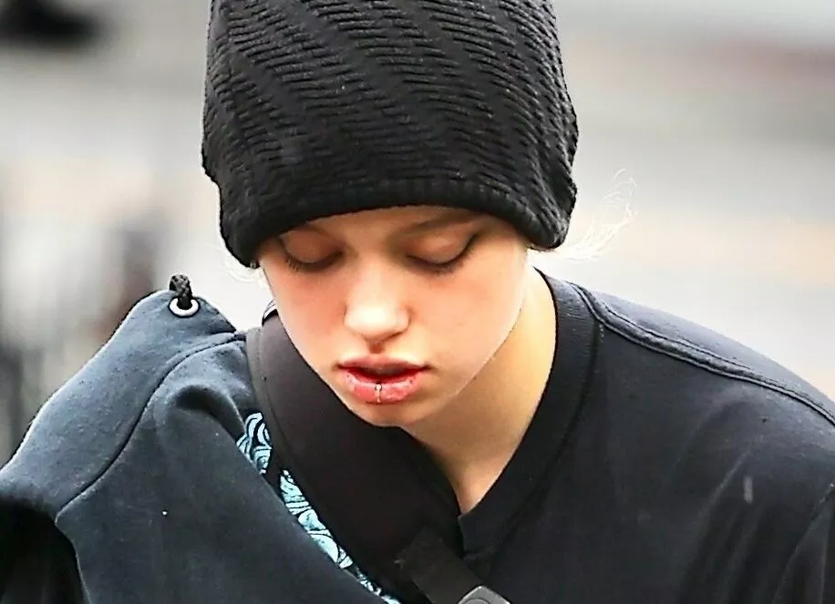 Папарацци: дочь Анджелины Джоли и Брэда Питта возвращается с танцев