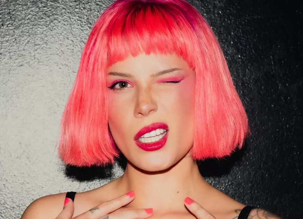 Певица Холзи позирует в бикини на фоне продолжительной болезни