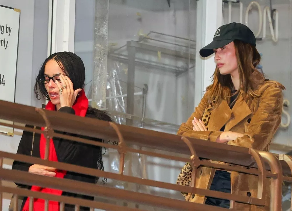 Подруги Хейли Бибер и Зои Кравиц встретились на ужин в Западном Голливуде