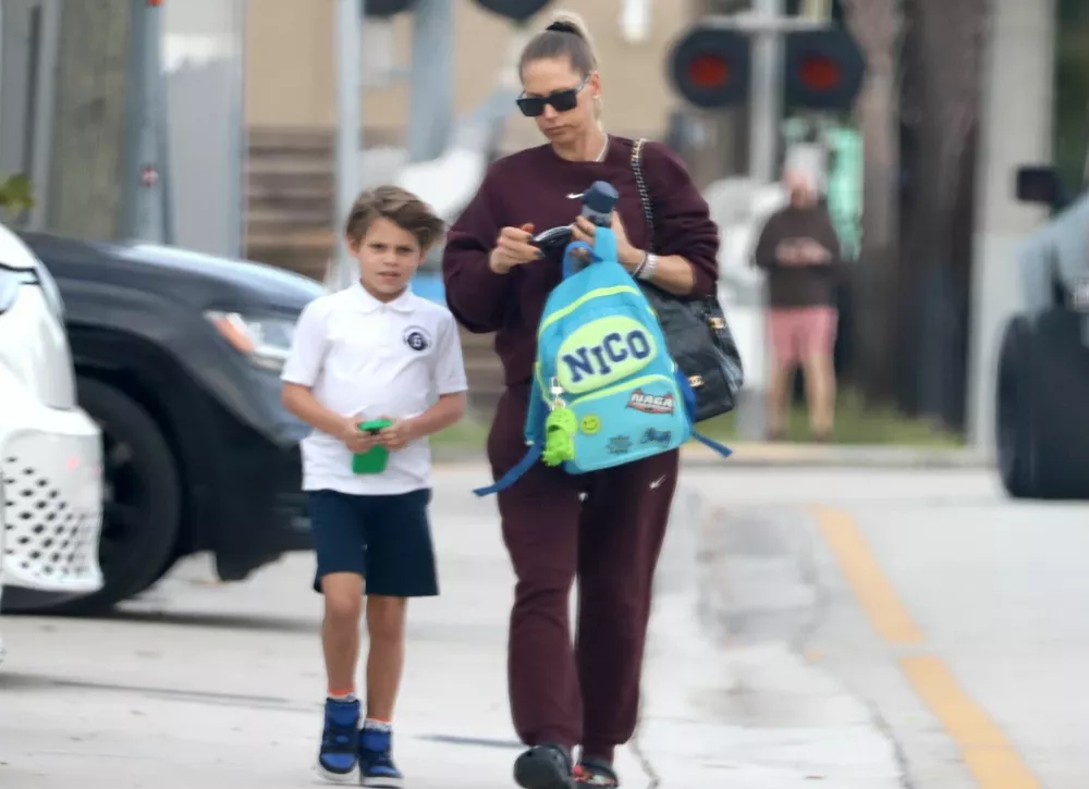 Редкие кадры: беременная Анна Курникова забирает сына из школы