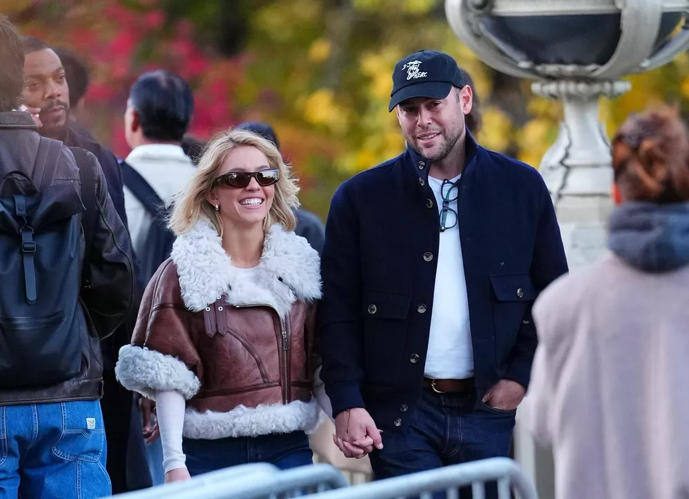 Сидни Суини поцеловалась со Скутером Брауном на публике