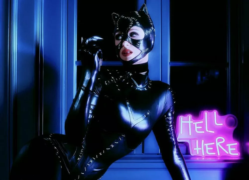 Звездный Хэллоуин: полуобнаженная Ирина Шейк, женщина-кошка Пэрис Хилтон и Маколей Калкин в костюме унитаза