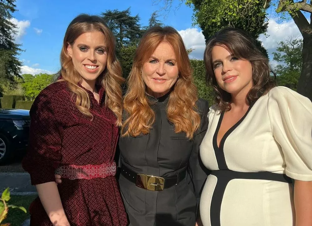 Тайное послание принцесс Беатрис и Евгении на фоне лишения их отца всех титулов