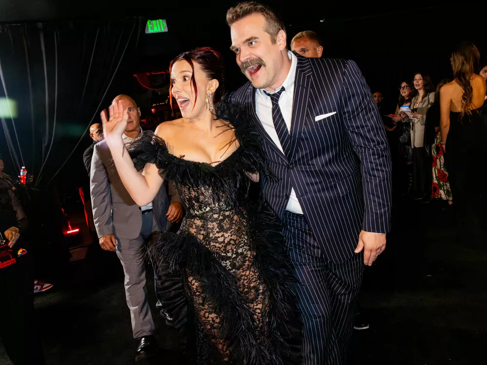 Милли Бобби Браун и Дэвид Харбор