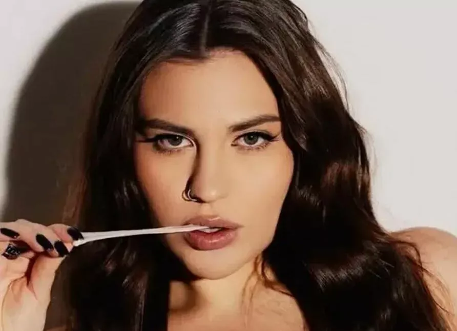 Внучка Михаила Боярского показала горячие фото в бикини