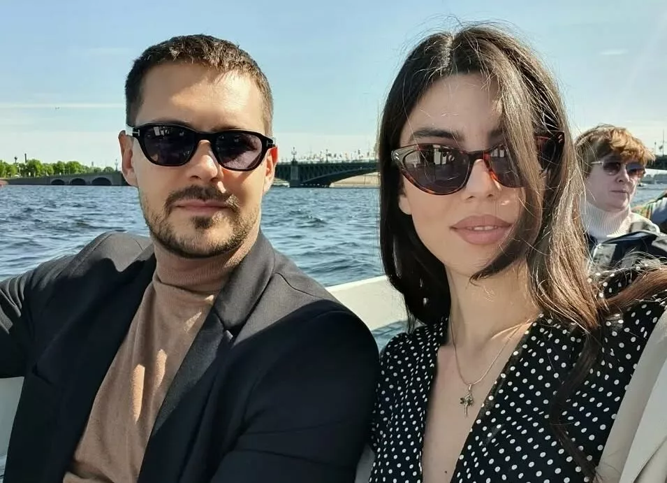 Жена Милоша Биковича делится пляжными фото из отпуска