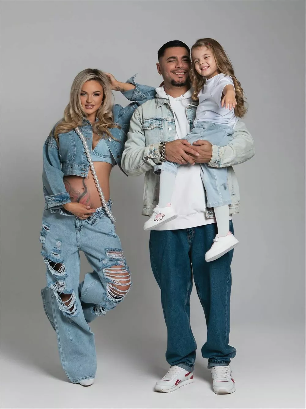 Птаха с женой и дочерью