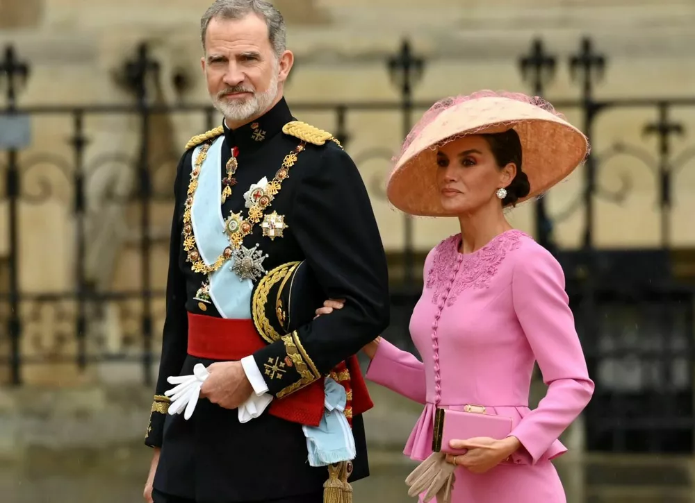 Без комментариев: королеву Испании подозревают в измене из-за попавшего в сеть селфи