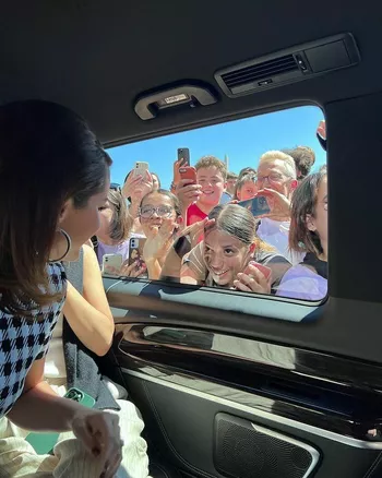 Селена Гомес с поклонниками