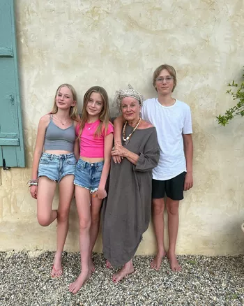 Кай с бабушкой и братом