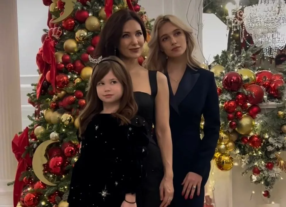 Редкие кадры: Екатерина Климова позирует у новогодней елки с дочерьми от разных отцов