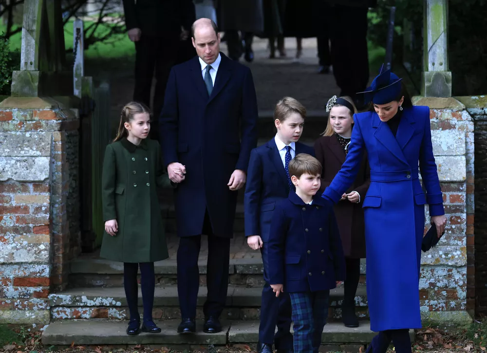 Рождественская прогулка королевской семьи: что надели Кейт Миддлтон и дети