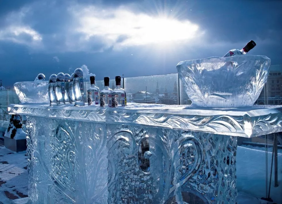 Устрицы с шампанским, десерты-снеговики, елочные игрушки в ретро-стиле и ледяной бар на крыше – как готовятся к Новому году в доме с видом на Кремль