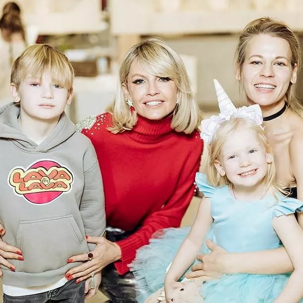 Александра Ребенок с детьми и Яной Расковаловой