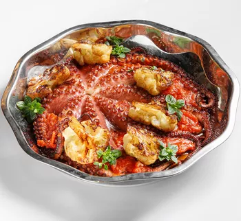 Осьминог с цветной капустой и соусом из узбекских томатов