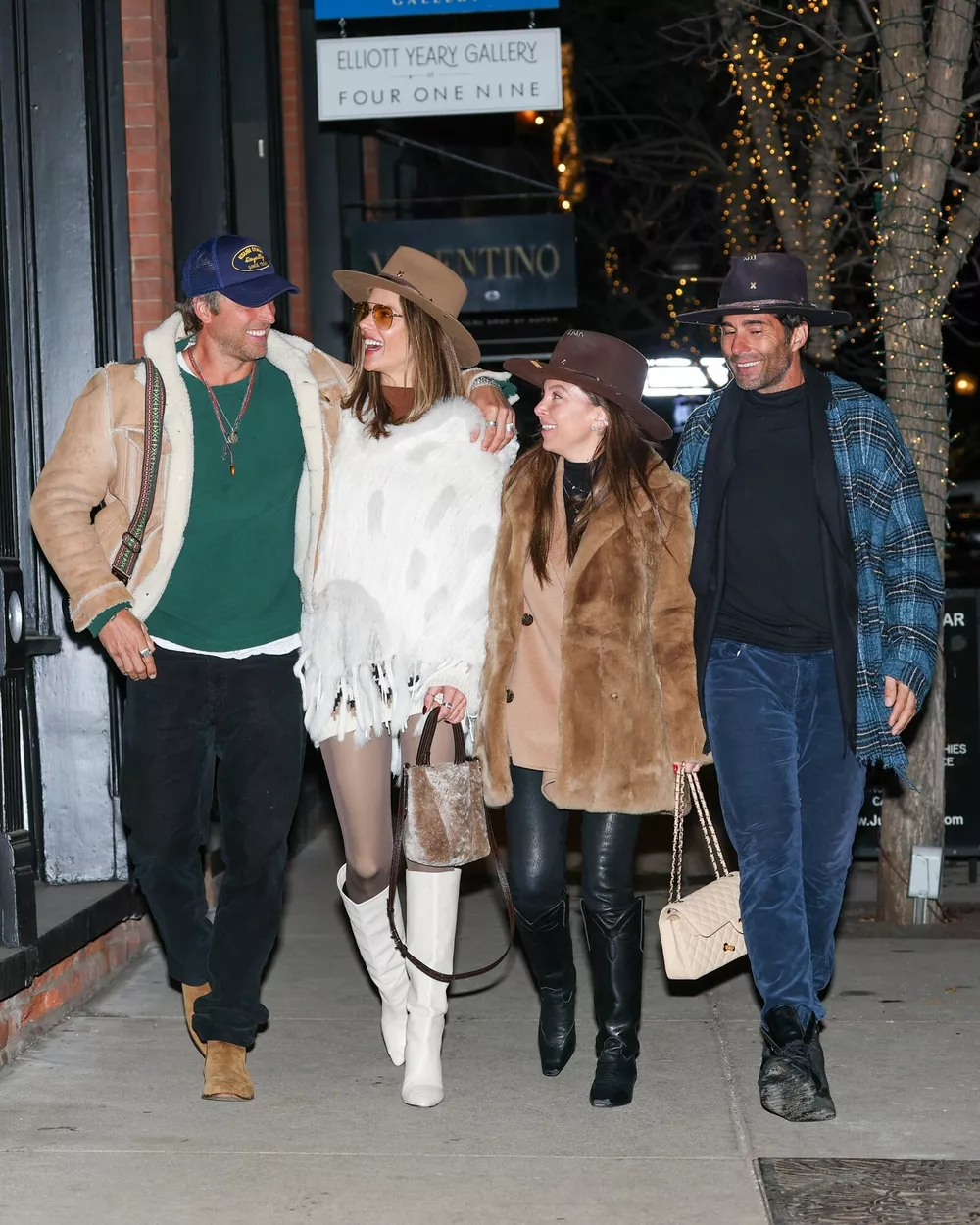 Алессандра Амбросио с бойфрендом и друзьями