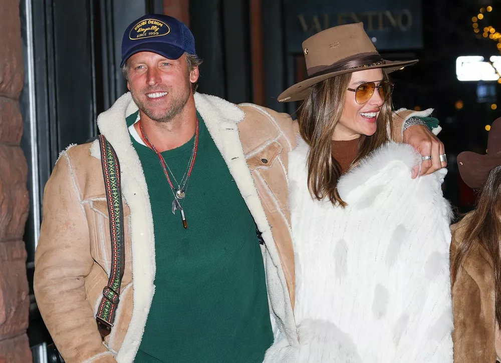 Алессандра Амбросио отметила день рождения бойфренда на горнолыжном курорте