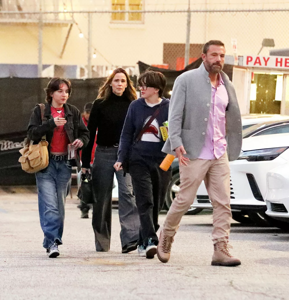 Бен с Гарнер и детьми