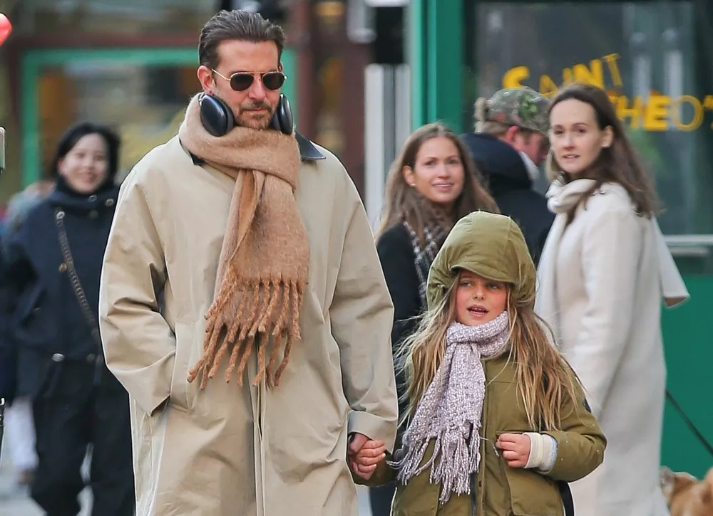 Брэдли Купер гуляет по Нью-Йорку с дочкой от Ирины Шейк