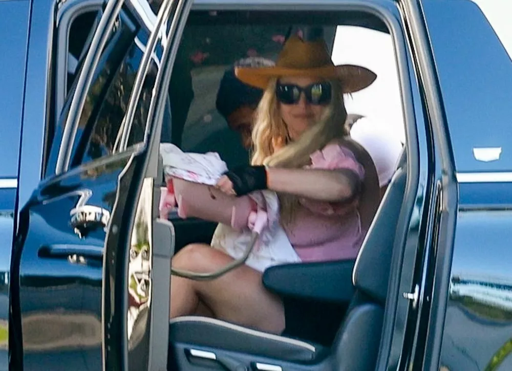 Бритни Спирс замечена с игрушечным младенцем в люльке
