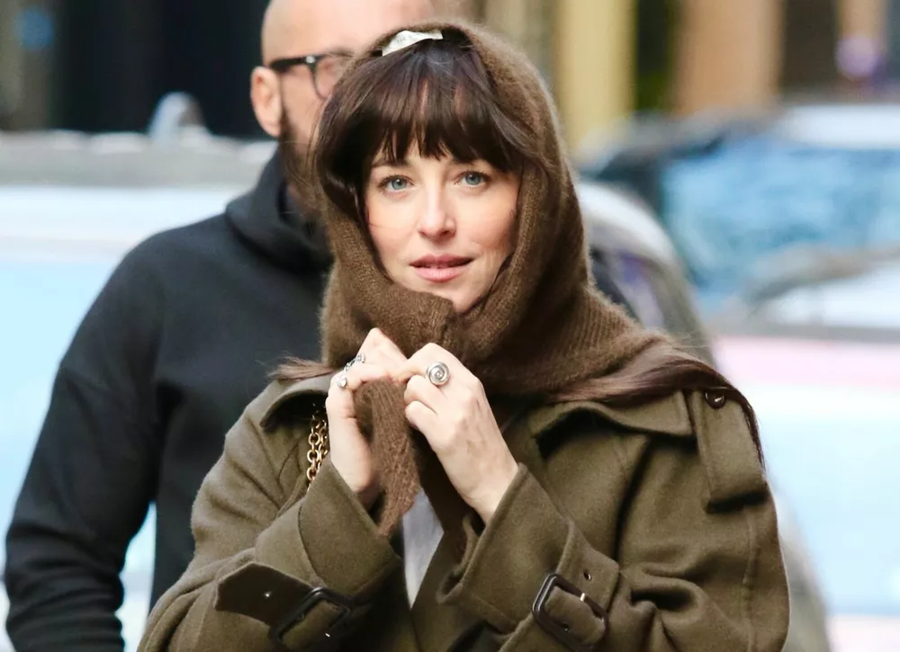 Дакота Джонсон в стильном аутфите сходила на парфюмерный шопинг