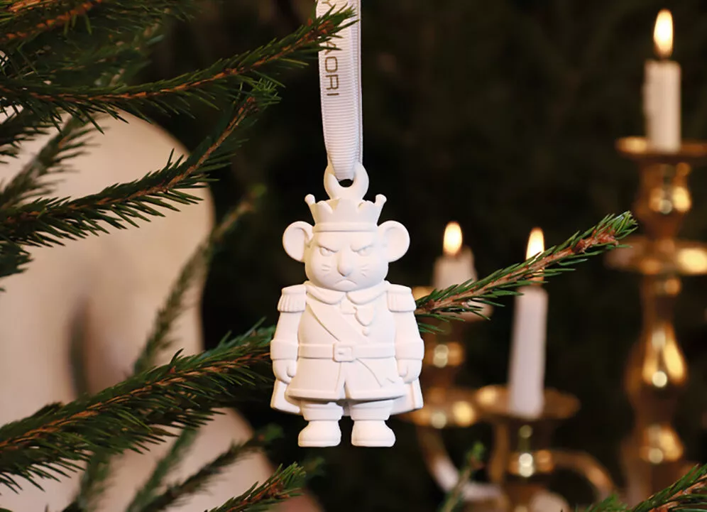 Детали в эстетике тихой роскоши и совершенные handmade-формы: чем украсить интерьер к Новому году