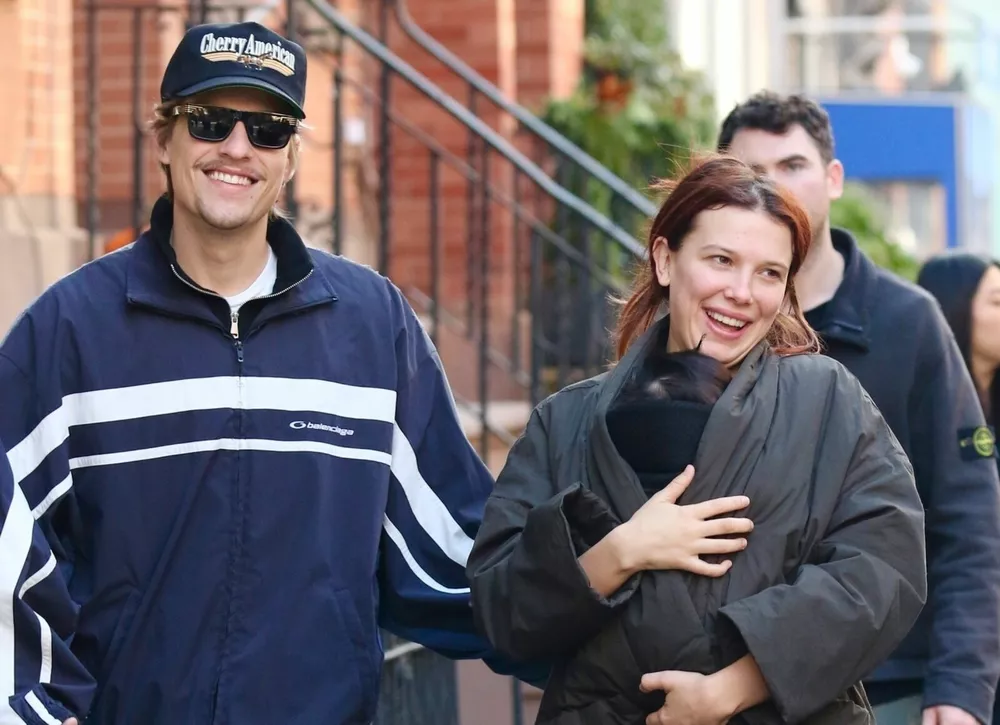 Джейк Бон Джови и Милли Бобби Браун гуляют по Нью-Йорку с приемной дочерью