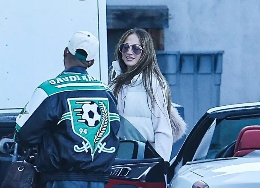 Дженнифер Лопес демонстрирует идеальные формы в розовых леггинсах