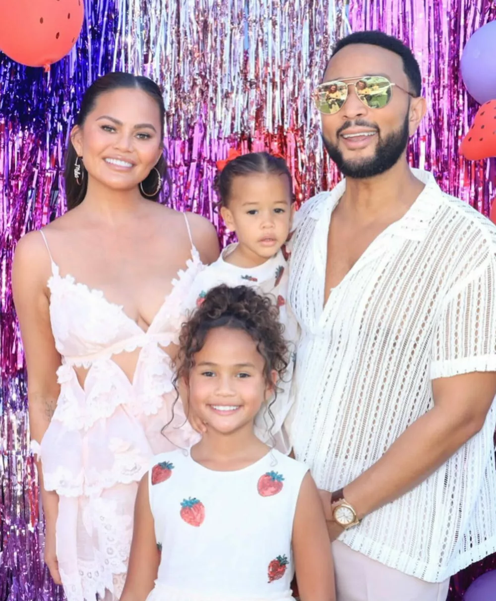 Джон Ледженд с семьей