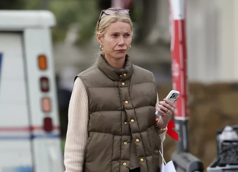 Недовольная Гвинет Пэлтроу замечена на рождественском шопинге