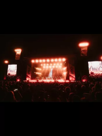 Рита Ора на сцене