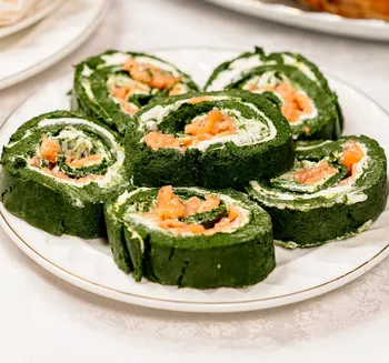 Рулет со шпинатом и лососем