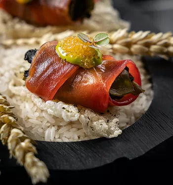 Лосось гравлакс на воздушном рисе
