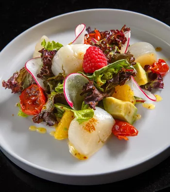 Салат с гребешком и цитрусовой заправкой