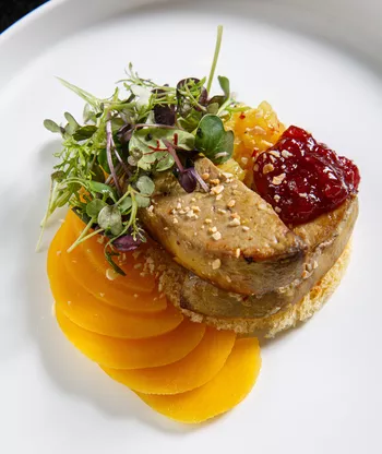 Фуа-гра с бриошью, брусничным джемом и тартаром из ананаса с чили и лаймом