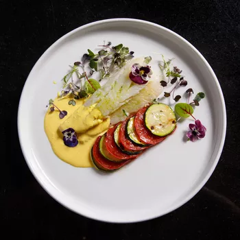 Палтус с рататуем и шафрановым соусом берблан