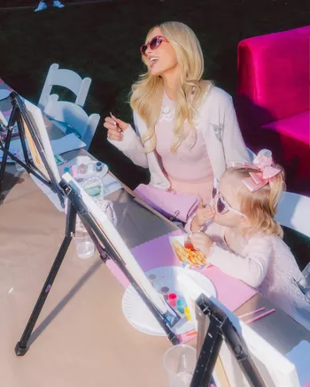 Пэрис с дочкой