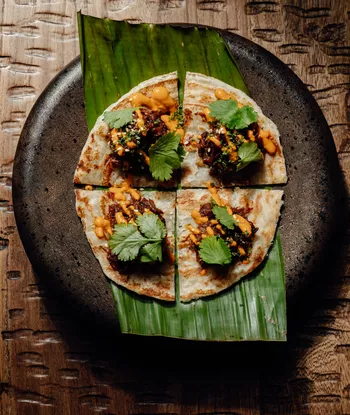 Лепешка с бычьими хвостами и соусом ромеско