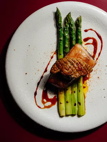 Африканский сом с фуа-гра и спаржей